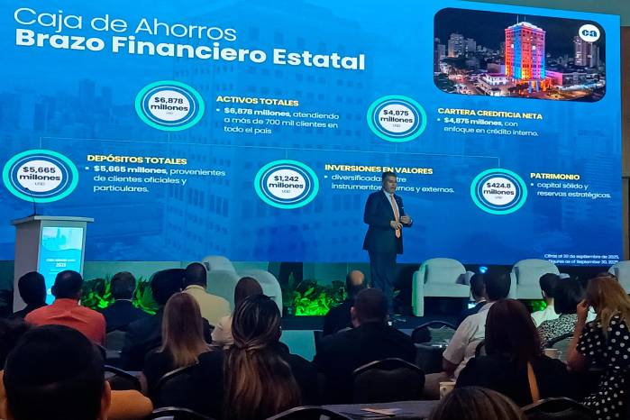 Andrés Farrugia, gerente general de la Caja de Ahorros durante su disertación en el Foro Inmobiliario 2025.