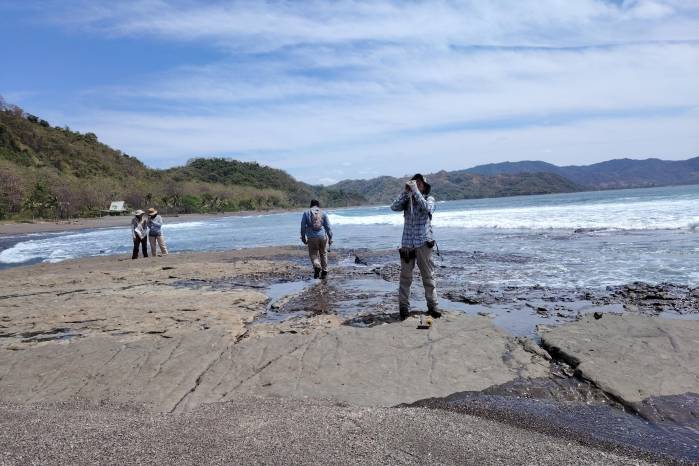 Investigadores y estudiantes en área de estudio.