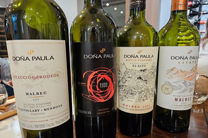 Se degustaron cuatro vinos de Mendoza, todos con uvas cultivadas a más de mil metros de altura.
