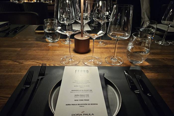 La cena maridada se realizó en el restaurante Ferro en el Hotel sortis.
