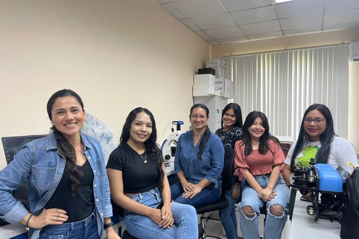 La investigadora con estudiantes tesistas y del programa Julia.