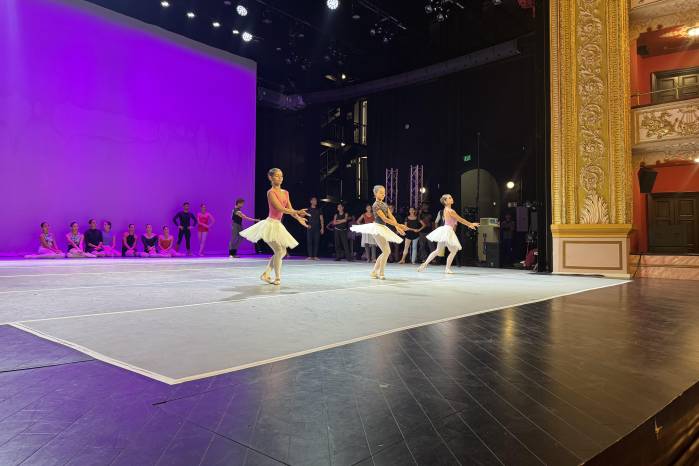 Más de 40 bailarines participan en esta producción.