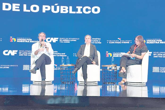 El escritor colombiano Juan Gabriel Vásquez y la periodista mexicana Carmen Aristegui, moderados por la periodista Rita Vásquez.