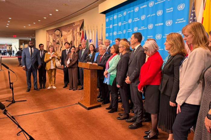 La comunidad internacional advierte que las restricciones educativas convierten a Afganistán en el único país donde las niñas no pueden acceder a secundaria ni universidad.