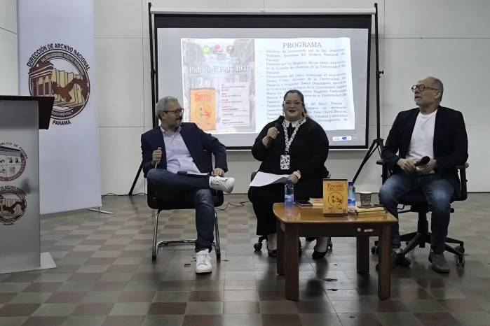 De izquierda a derecha: los docentes Daniel Domínguez Z. (USMA), Catherine Muñoz y Álvaro Uribe (ambos de la Universidad de Panamá) dialogan sobre esta obra en el Archivo Nacional de Panamá.