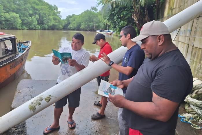 Entrevistando a pescadores en el puerto de Remedios en Chiriquí, sobre avistamientos de la tortuga baula.
