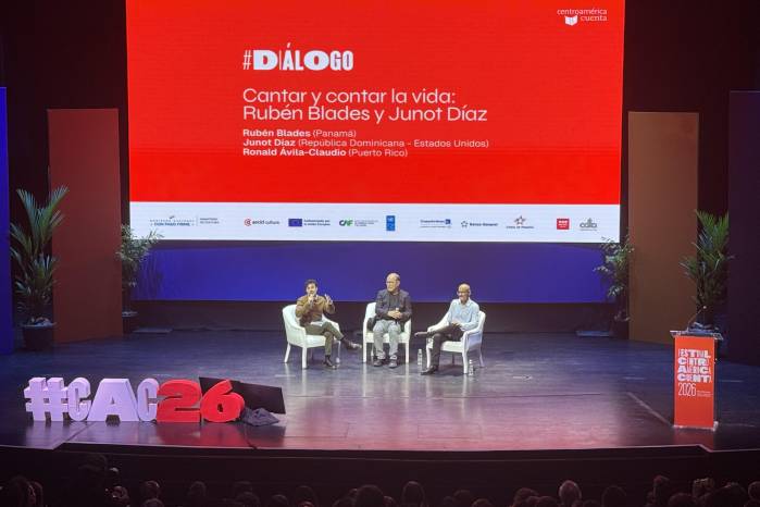 Posteriormente, el cantutor y compositor Rubén Blades sostuvo un panel junto al escritor estadounidense-dominicano Junot Díaz.