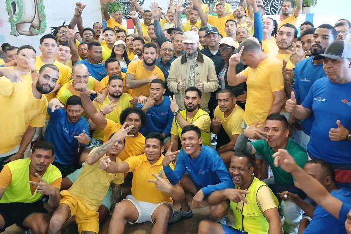 El cantante Farruko junto a los reclusos de La Nueva Joya, este sábado, 27 de septiembre.
