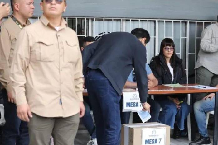 El candidato presidencial Iván Cepeda al momento de depositar su voto en una mesa de la localidad de Kennedy, Bogotá.