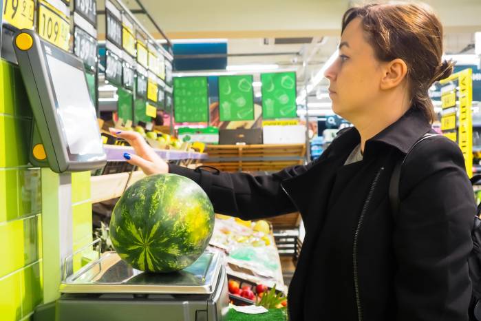 Instrumentos de pesaje de alimentos bajo estricta verificación técnica, un proceso clave para asegurar la transparencia comercial y proteger el bolsillo de la ciudadanía.