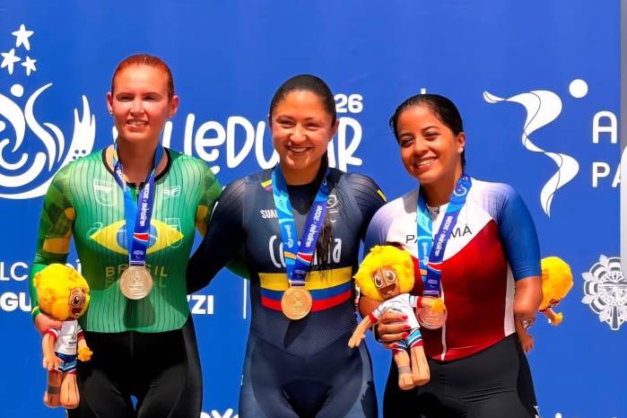 De izquierda a derecha podio de la contrarreloj C4-C5 en Valledupar 2026: Fabiana Ventura (Brasil), Paula Ossa (Colombia) y Laydis Vega (Panamá).