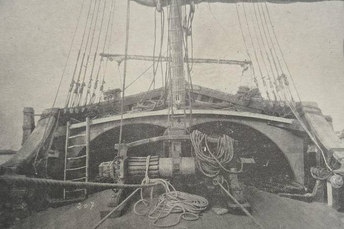 Cubierta y tila de prisma de la carabela Santa María en la Expo Sevilla 1929 - Revista Mundial 470, año IX, junio 1929.
