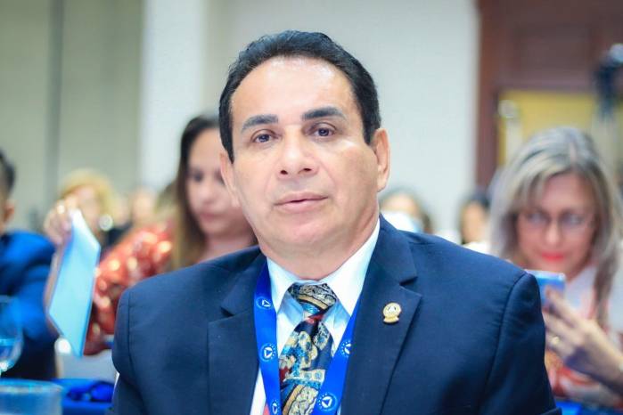 Tengo que ser honesto y lamentablemente funciona por ahora como un foro político. Yo aspiraría a que fuera vinculante. Los gobiernos tendrían que hacer un debate de fondo sobre el SICA ¿Lo queremos o no?