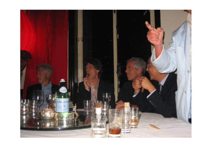 USA7372. WASHINGTON (ESTADOS UNIDOS), 19/12/2025.- Fotografía sin fecha específica de toma, publicada por el Departamento de Justicia de Estados Unidos (DOJ) dentro de los archivos del caso del pederasta Jeffrey Epstein (3-d), que aparece junto al cantante Mick Jagger (c) y el expresidente Bill Clinton (i). El DOJ publicó este viernes miles de archivos del caso Epstein, entre los que figuran imágenes de Clinton y fotografías de figuras del espectáculo como Mick Jagger y Michael Jackson. EFE/ Departamento de Justicia de Estados Unidos (DOJ) /SOLO USO EDITORIAL/ NO VENTAS/ SOLO DISPONIBLE PARA ILUSTRAR LA NOTICIA QUE ACOMPAÑA (CRÉDITO OBLIGATORIO)