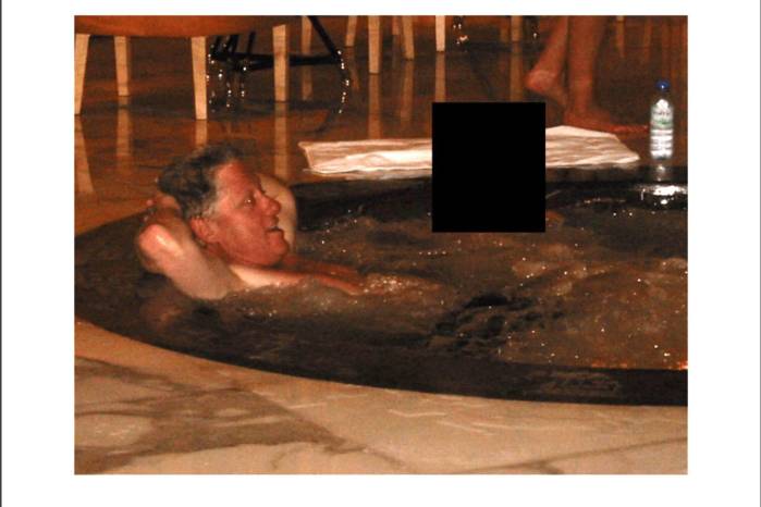 Fotografía sin fecha específica de toma, publicada por el Departamento de Justicia de Estados Unidos (DOJ) dentro de los archivos del caso del pederasta Jeffrey Epstein donde aparece el expresidente de Estados Unidos Bill Clinton en un jacuzzi, acompañado por otra persona cuyo rostro fue tapado. EFE/ Departamento de Justicia de Estados Unidos (DOJ) /