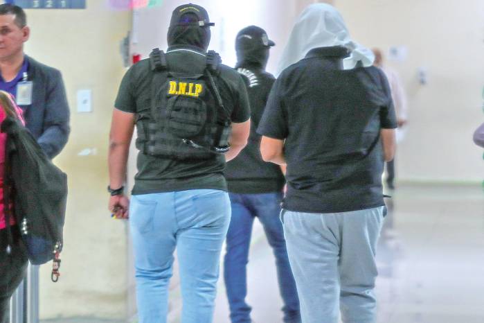 Héctor Brands siendo conducido a la audiencia.