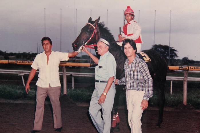 Luis El Mago Farrugia y familia reciben en la pista a uno de sus ejemplares después de un triunfo.