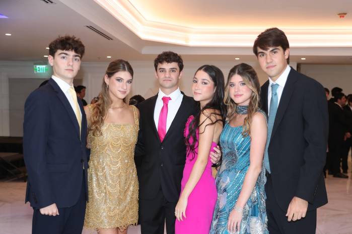En el cóctel de debutantes, se vivió un ambiente de diversión y camaradería entre los presentes.