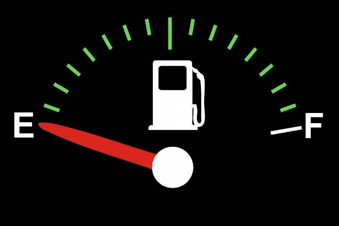 Medidor de la cantidad de combustible en el auto. En Panamá se anunció la baja del precio del combustible a partir del viernes 11 de julio.