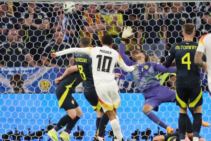 Jamal Musiala fusila para hacer el 2-0 durante el partido inaugural que juegan Alemania y Escocia en Múnich, Alemania.