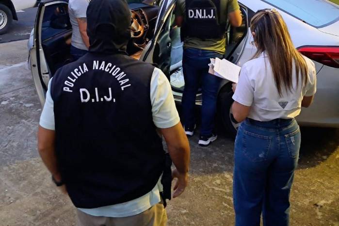 Agentes de la DIJ durante el allanamiento en la operación Dormant.