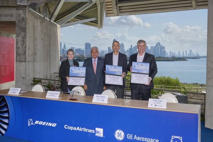 En la firma aparecen de izquiera a derecha: Stephanie Pope, presidenta y CEO de Aviación Comercial de Boeing; José Raúl Mulino, presidente de la República de Panamá; Pedro Heilbron, presidente ejecutivo de Copa Airlines y Lawrence Culp, Jr., presidente y CEO de GE Aerospace.