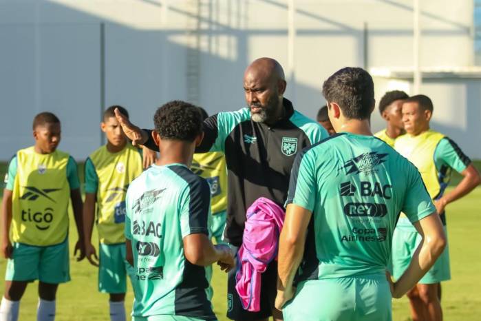 Felipe Baloy dirigiendo un entrenamiento de la selección Sub-17 de Panamá.