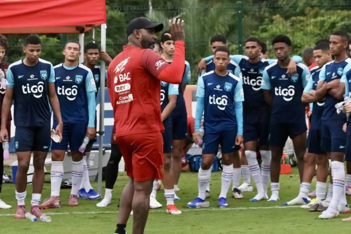 Felipe Baloy, entrenador de la selección Sub-17 de Panamá durante un entrenamiento del equipo.