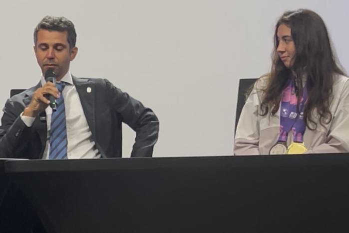 El director de Pandeportes, Miguel Ordóñez (izq.) y Emily Santos.