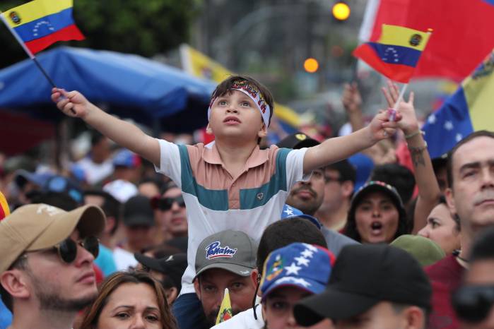 Muchas familias llevaron a sus hijos al encuentro con María Corina.
