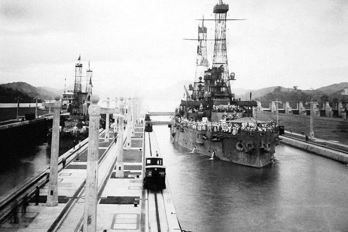 Canal de Panamá durante 1945, al final de la II Guerra Mundial.