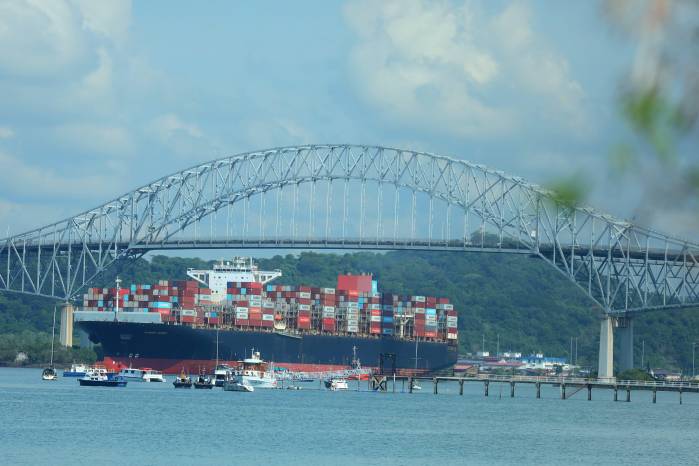 El movimiento de contenedores es uno de varios de los servicios que se ofrecen desde los puertos panameños