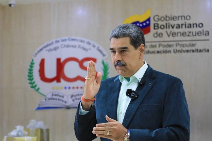 Fotografía cedida por el Palacio de Miraflores del presidente de Venezuela, Nicolás Maduro, hablando durante su programa 'Con Maduro +' este lunes, en Caracas.