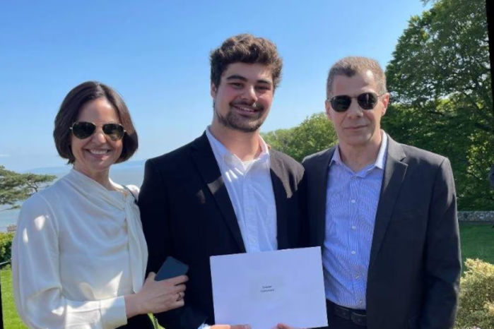Gabriel Giacomelli junto a sus padres.