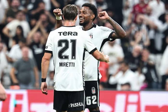 Amir Murillo (der.) celebrando su tanto con el Besiktas.