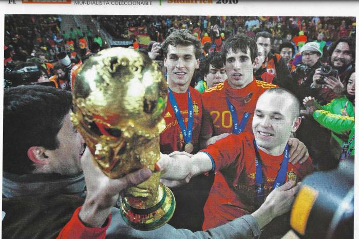 Andrés Iniesta el autor del gol de España que le dará el titulo ante los Países Bajos, toca emocionado el trofeo