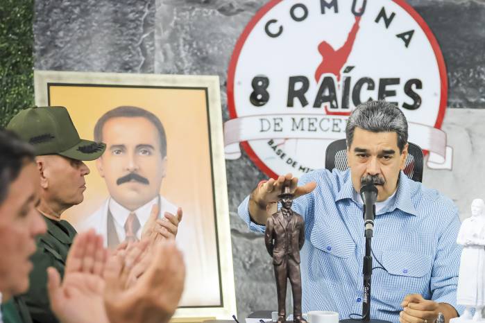 Fotografía cedida por Palacio de Miraflores, que muestra al presidente de Venezuela, Nicolás Maduro, mostrando una figura del santo José Gregorio Hernández este lunes, durante un acto de gobierno en Caracas.
