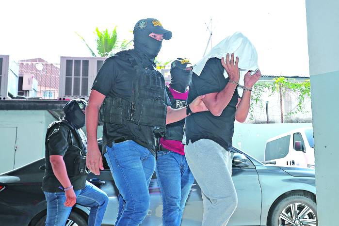Héctor Brands es conducido a la audiencia de imputación de cargos.