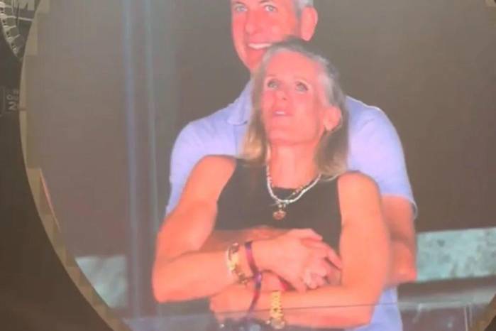 Captura del video que muestra a la pareja abrazada durante el concierto de Coldplay.
