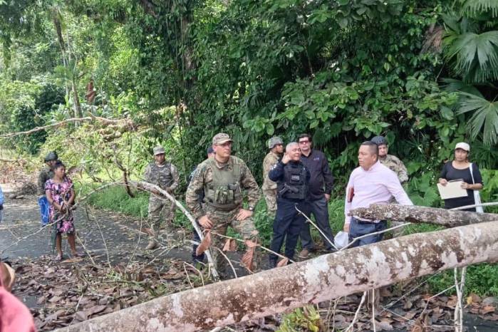 El subdirector general de la Policía Nacional, Jorge Domínguez, y el director general del Servicio Nacional de Fronteras, Larry Solís Velásquez, sostuvieron un encuentro con moradores de Pueblo Nuevo.