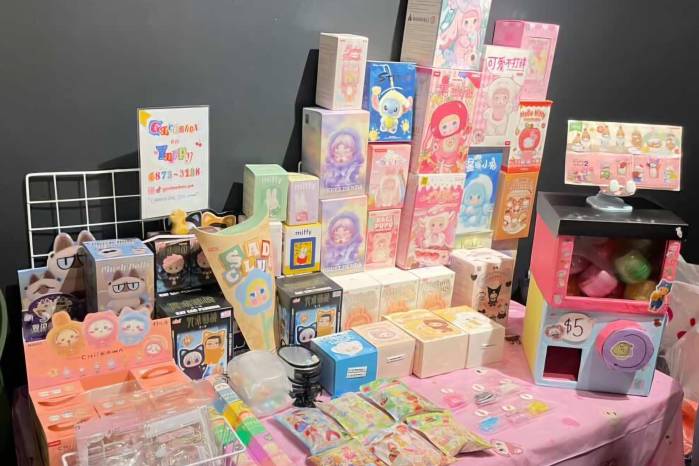 Los blind boxes originales suelen ser de artistas independientes que colaboran con una empresa que fabrica muñecos.