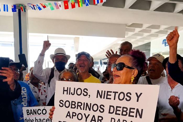 Con pancartas y consignas, jubilados reclamaron el pago completo de sus recursos frente a la sede principal del Banco Nacional en Vía España.