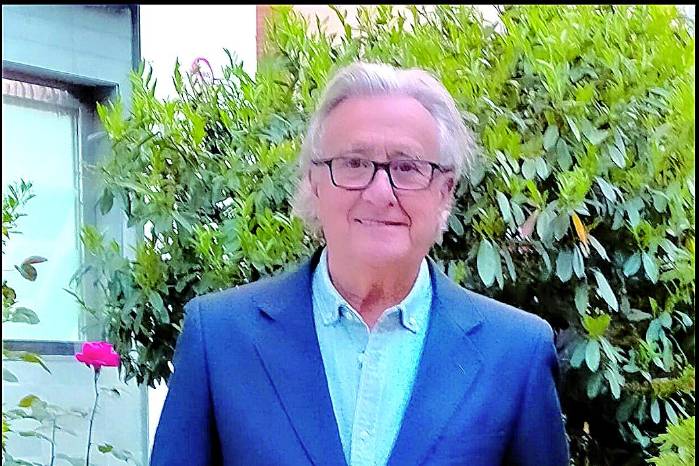 Este autor asturiano también compartirá este mes con alumnos del Instituto Panamericano y del Instituto América.