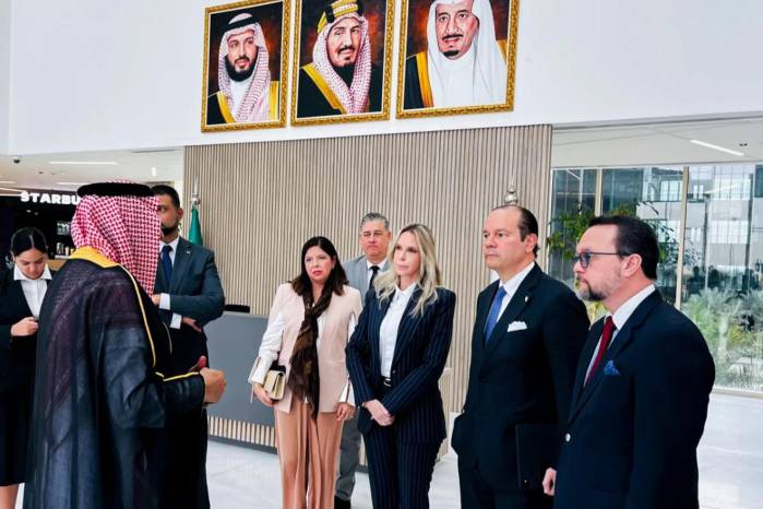 La embajadora de Panamá ante Arabia Saudita Candice Williams y el ministro de Comercio e Industrias Julio Moltó también formaron parte de la visita.