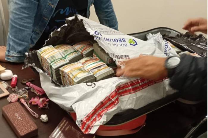 El dinero era transportado en fajos de billetes de 100 dólares dentro de una bolsa sellada.