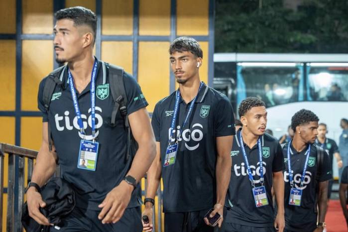Jugadores de la selección de Panamá en su arribo al amistoso contra la India.
