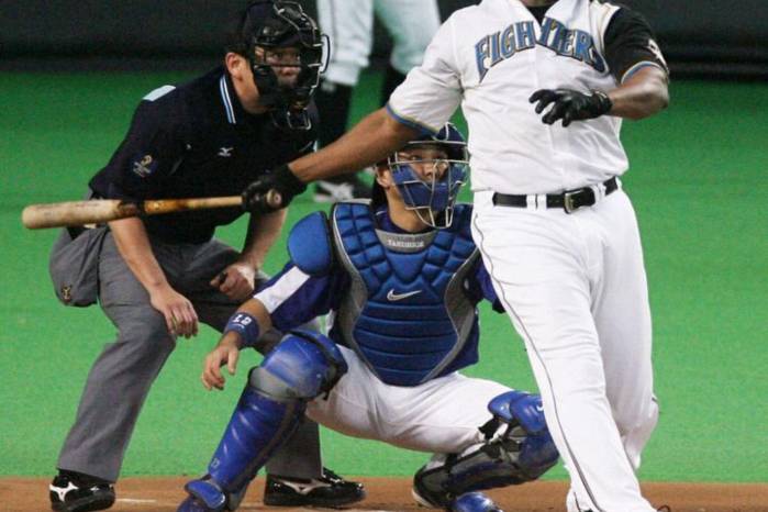 Se mantuvo alternando entre las ligas menores y las Grandes Ligas con los Expos, hasta que se declaró agente libre el 8 de octubre de 2001.