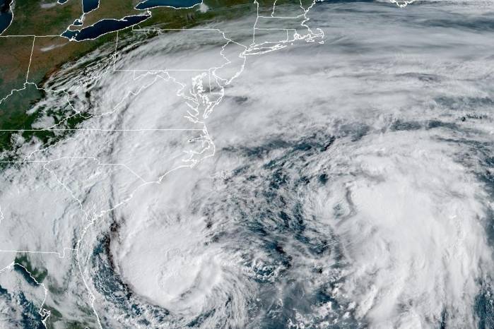Imelda se intensificó a huracán categoría 1, tras surgir el domingo como tormenta tropical y dejar dos muertos en Cuba, con lo que llevará lluvias a Carolina del Norte pese a no tocar tierra en Estados Unidos, informó el Centro Nacional de Huracanes.