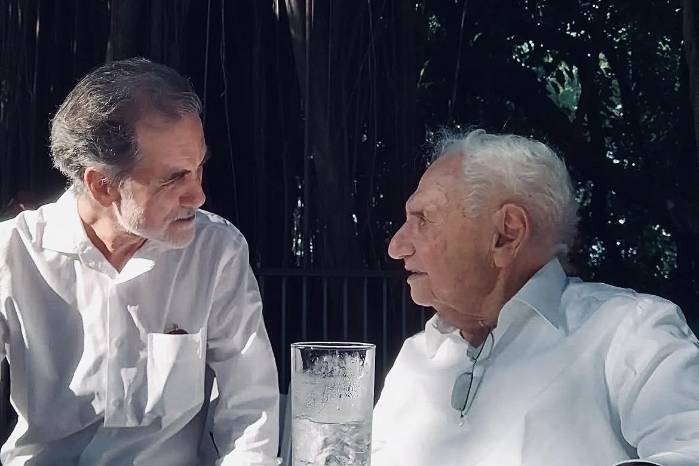 Patrick Dillon junto a Frank Gehry en el Biomuseo, 2023.