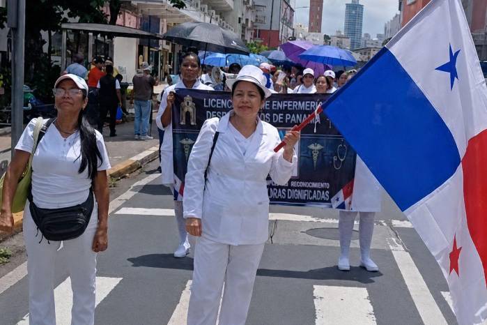 Integrantes del gremio de enfermería protestan en las vías públicas para exigir la apertura de plazas en el sistema estatal.